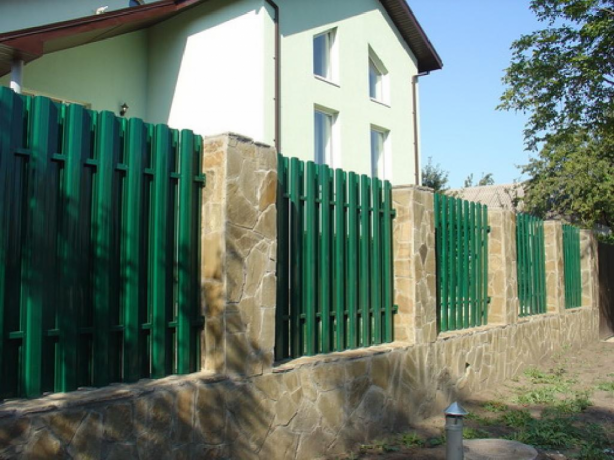 Забор штакетный металлический