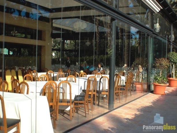 Безрамное остекление ресторанов, беседок, балконов, террас, мансард от производителя PanoramGlass