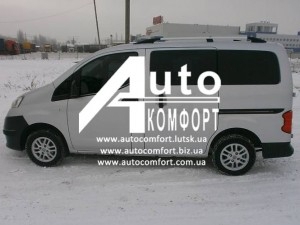 Передний салон, левое стекло на Nissan NV200 (Ниссан NV200)